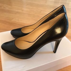 Nine West Beautie Platform Pump Black leather Size 5